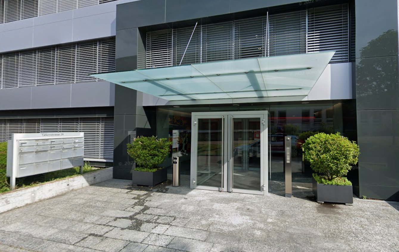 Eingang der Geschäftsstelle Spitex Sancura an der Täfernstrasse 26 in Dättwil